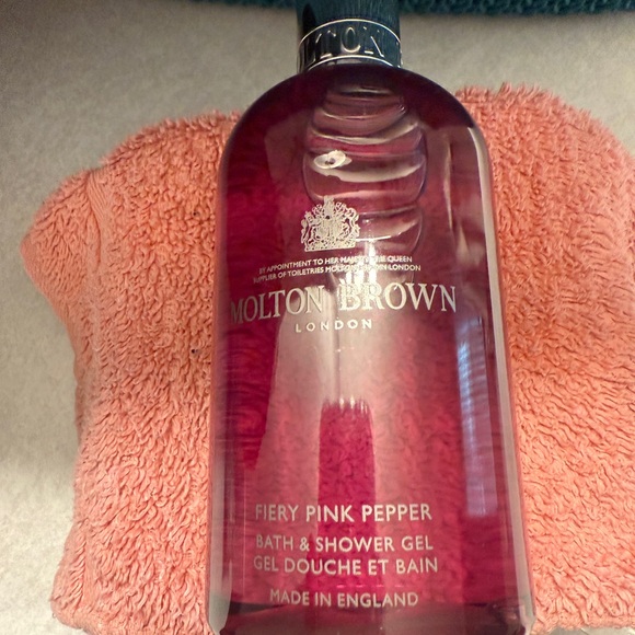 Molton Brown PinkPepper Body Wash Luxurious Bath Experience - Picture 2 of 5